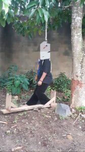 Photo fille se donnant la mort par pendaison