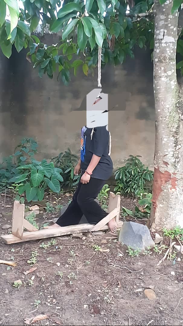 Photo fille se donnant la mort par pendaison