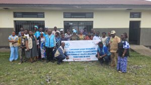 Photo de famille apr-s réunion réinsertion sociale femme-fille BULONGO